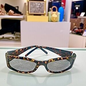 Gucci | Accessories | Gucci Gg22s 002 Cat Eye Havana Gold  display picture 2